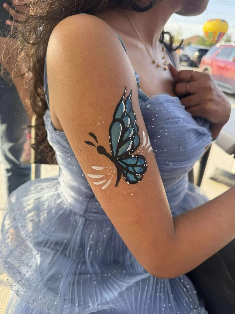 Professional glitter tattoo artist at a kids birthday party in Texas